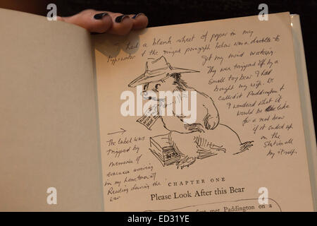 London, UK. 4. Dezember 2014. Eines der Highlights: Michael Bond, Autor von "A Bear namens Paddington", hat dieser seltenen Erstausgabe mit persönlichen Einblicken in kommentiert. Auf Montag, 8. Dezember 2014, Sothebys veranstaltet "Erstausgaben: neu gezeichnet", eine Auktion von kommentierten Erstausgaben von einigen der weltweit größten lebenden Illustratoren um Geld für die "House of Illustration".  Vierunddreißig haben viel liebte Illustratoren- und einige Autoren - kommentiert und neu gezeichnet zeitlose Klassiker, geben einen einzigartigen Einblick in den kreativen Prozess eingebunden. Stockfoto