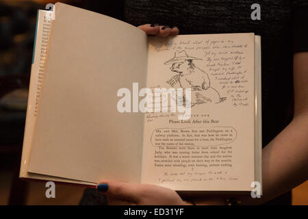 London, UK. 4. Dezember 2014. Eines der Highlights: Michael Bond, Autor von "A Bear namens Paddington", hat dieser seltenen Erstausgabe mit persönlichen Einblicken in kommentiert. Auf Montag, 8. Dezember 2014, Sothebys veranstaltet "Erstausgaben: neu gezeichnet", eine Auktion von kommentierten Erstausgaben von einigen der weltweit größten lebenden Illustratoren um Geld für die "House of Illustration".  Vierunddreißig haben viel liebte Illustratoren- und einige Autoren - kommentiert und neu gezeichnet zeitlose Klassiker, geben einen einzigartigen Einblick in den kreativen Prozess eingebunden. Stockfoto
