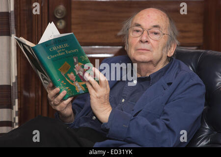 London, UK. 4. Dezember 2014. Illustrator Sir Quentin Blake posiert mit einer Überarbeitung des "Charlie and The Chocolate Factory" ist die einzige Kopie die Zeichnung des Charakters Vanilla Fudge enthalten. Auf Montag, 8. Dezember 2014, Sothebys veranstaltet "Erstausgaben: neu gezeichnet", eine Auktion von kommentierten Erstausgaben von einigen der weltweit größten lebenden Illustratoren um Geld für die "House of Illustration".  Vierunddreißig haben viel liebte Illustratoren- und einige Autoren - kommentiert und neu gezeichnet zeitlose Klassiker, geben einen einzigartigen Einblick in den kreativen Prozess eingebunden. Stockfoto