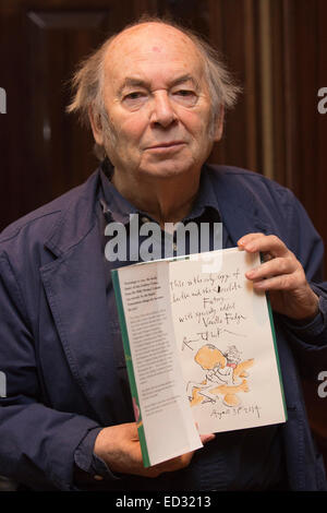 London, UK. 4. Dezember 2014. Illustrator Sir Quentin Blake posiert mit einer Überarbeitung des "Charlie and The Chocolate Factory" ist die einzige Kopie die Zeichnung des Charakters Vanilla Fudge enthalten. Auf Montag, 8. Dezember 2014, Sothebys veranstaltet "Erstausgaben: neu gezeichnet", eine Auktion von kommentierten Erstausgaben von einigen der weltweit größten lebenden Illustratoren um Geld für die "House of Illustration".  Vierunddreißig haben viel liebte Illustratoren- und einige Autoren - kommentiert und neu gezeichnet zeitlose Klassiker, geben einen einzigartigen Einblick in den kreativen Prozess eingebunden. Stockfoto