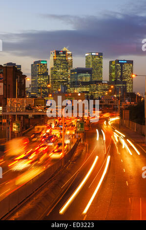 Verkehr auf A102 Blackwall Tunnel Ansatz mit Canary Wharf Wolkenkratzern im Hintergrund, London England Vereinigtes Königreich UK Stockfoto