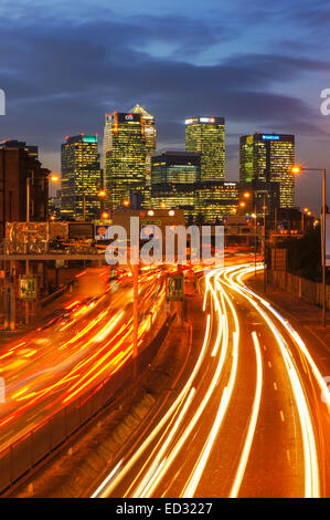 Verkehr auf A102 Blackwall Tunnel Ansatz mit Canary Wharf Wolkenkratzern im Hintergrund, London England Vereinigtes Königreich UK Stockfoto