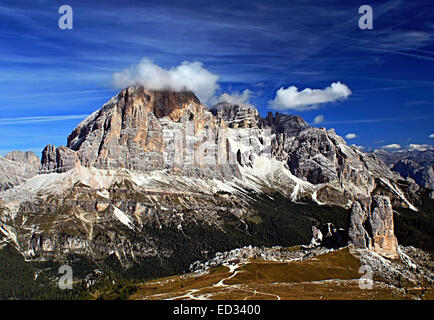 Cinque Torri Felstürme und Tofana di Rozes Gipfel mit wenigen Wolken Stockfoto