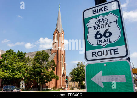 Illinois Pontiac, Schild, historische Autobahn Route 66, Radweg, St. Katholische Kirche der Heiligen Maria,IL140905051 Stockfoto