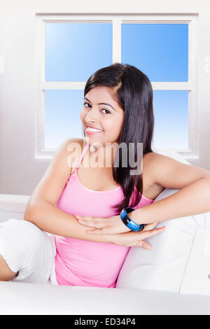 1 indische Dame sitzen Zuhause Stockfoto