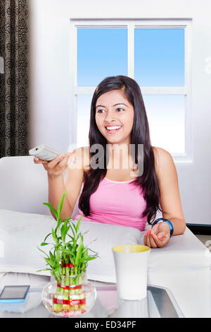 1 indische Dame sitzt gerade Fernsehen Heimunterhaltung Stockfoto