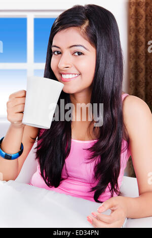 1 indische Dame sitzt zu Hause trinken Kaffee genießen Stockfoto