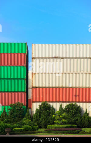 Stapel von Containern in einem intermodalen Hof Stockfoto