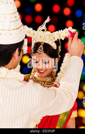 2 Paar in Bengali Bräutigam Hochzeit Varmala Stockfoto