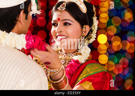 2 Paar in Bengali Bräutigam Hochzeit Varmala Stockfoto