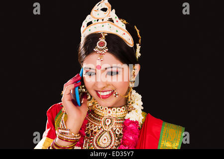 1 Bengali Braut Dame Hochzeit sprechen Telefon Stockfoto