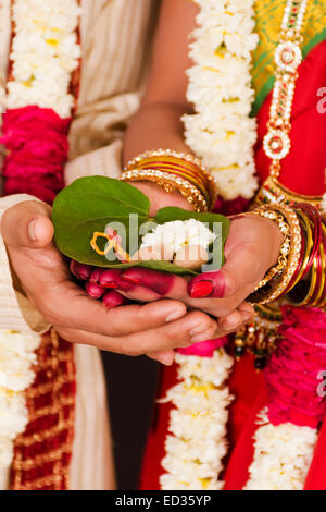 2 Bengali Bräutigam Hochzeit paar Stockfoto