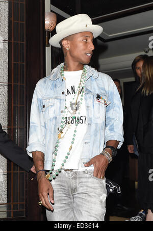 Pharell Williams ist im Bild 34 Restaurant in London mit einer Freundin zu verlassen. Verlassen des Restaurants nach der Durchführung auf Londons Sommer Ball Pharell galt.  Mitwirkende: Pharell Williams wo: London, Vereinigtes Königreich bei: 22. Juni 2014 Stockfoto