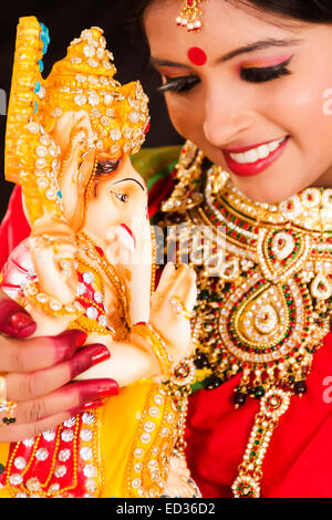 1 Bengali Dame Ganesh Chaturthi Anbetung Stockfoto