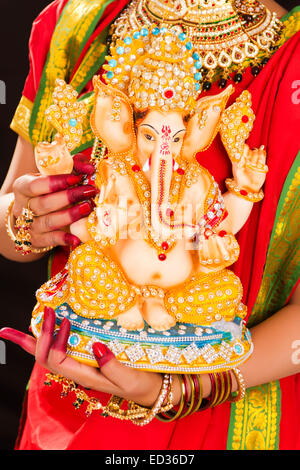 1 Bengali Dame Ganesh Chaturthi Anbetung Stockfoto