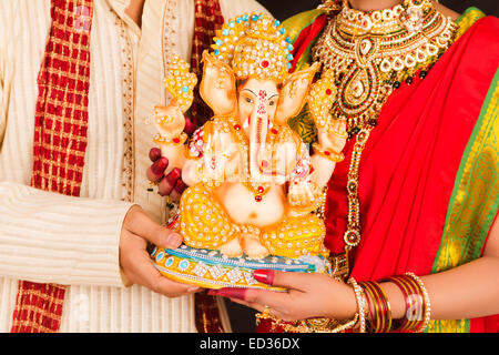 2 Bengali Ehepaar Ganesh Chaturthi Anbetung Stockfoto