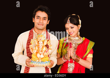 2 Bengali Ehepaar Ganesh Chaturthi Anbetung Stockfoto
