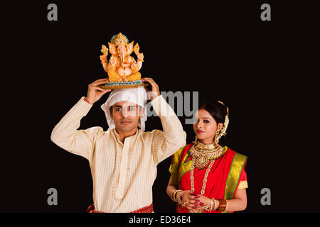 2 Bengali Ehepaar Ganesh Chaturthi Anbetung Stockfoto