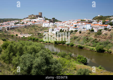 Die Stadt Mertola neben dem Fluss Guadiana und mit Blick auf das alte 13. Jahrhundert Schloss, Südportugal. Stockfoto