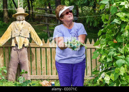 Illinois, Mittlerer Westen, Decatur, Homestead-Farm, Trobaugh-Good House, Rock Springs Conservation Area, Heritage Garden, Erwachsene Erwachsene Frauen Frauen weiblicher Junge Stockfoto