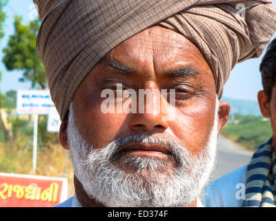 Porträt des bärtigen Mann mit Turban in Gujarat in Indien Stockfoto