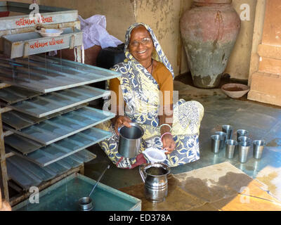 Frau mit rituell gereinigt Wasser in Shatrunjaya Tempelanlage in Palitana Gujarat Indien Stockfoto