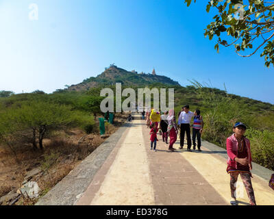 Pilger auf ihrem Weg in den Jain-Tempel von Palitana Gujarat Indien Stockfoto