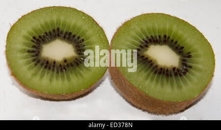 Zwei Hälften der frische Kiwifrucht / Chinesische Stachelbeere, aufgeschnitten und zeigen helle grüne saftige Fleisch, auf weißen Hintergrund Stockfoto