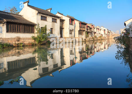 Eine alte chinesische traditionelle Stadt durch den Canal grande, Suzhou, Jiangsu, China. der Canal Grande ist einer der berühmtesten und ältesten Kanal in th Stockfoto