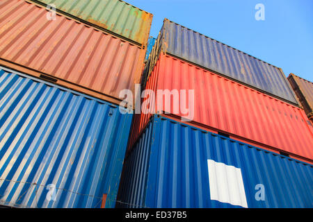 Stapel von frachtcontainern an den Docks Stockfoto