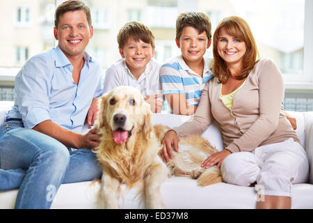 Fröhliche Familie von vier und ihre niedlichen Hund Stockfoto