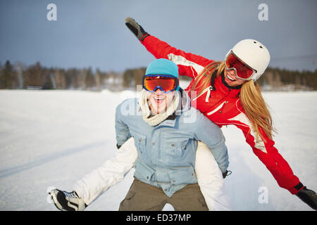 Glückliches Paar im Winter Sportbekleidung Spaß im freien Stockfoto