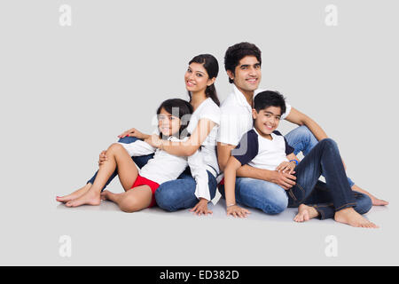 indische Familie Boden sitzend genießen Stockfoto