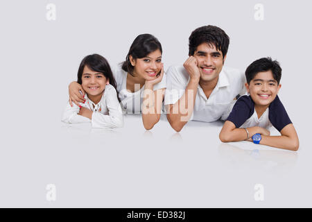 indische Familie entspannen liegend nach unten Stockfoto