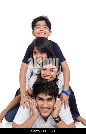 indische Familie genießen Piggyback Stockfoto