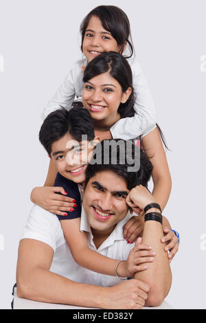 indische Familie genießen Piggyback Stockfoto