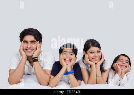 indische Familie entspannen liegend nach unten Stockfoto