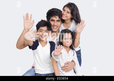 indische Familie sitzen zeigt Hände Stockfoto