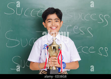 1 indische Kind junge Sieg-Trophäe Stockfoto