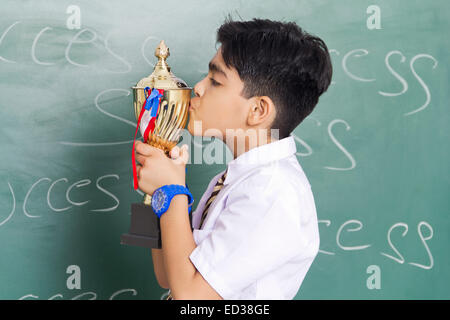 1 indische Kind junge Sieg-Trophäe Stockfoto