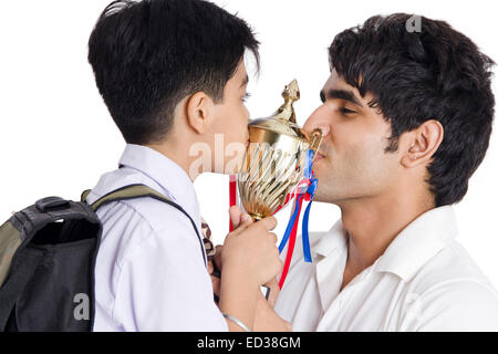 indische Vater und Sohn Sieg-Trophäe Stockfoto