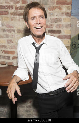 Cliff Richard dank seine treuen Fans mit Gratis-Konzert und Q&A Sitzung im Gramercy Theatre in New York.  Die Living Doll, die Sängerin hatte enttäuscht worden, nachdem ein geplante Unterstützung Slot mit Morrissey musste aufgrund von The Smiths Sänger schlecht ausfallen heilen Stockfoto