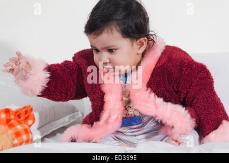 1 indische Kind Babyzimmer spielen Spielzeug Stockfoto