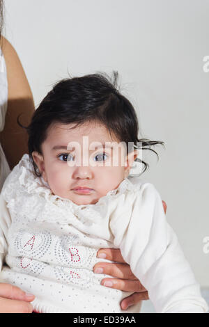 indische Mutter Neuanfang Baby Pflege Stockfoto