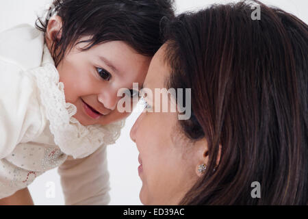 indische Mutter Neuanfang Baby Pflege Stockfoto