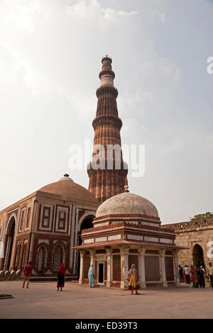 Qutb Minar und Alai Darwaza oder Alai Tor im Qutb-Komplex, UNESCO-Weltkulturerbe in Delhi, Indien, Asien Stockfoto