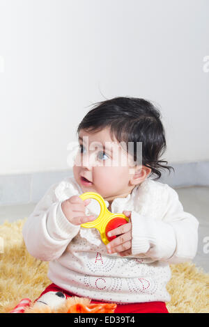 1 indische Kind Baby spielen Spielzeug Stockfoto