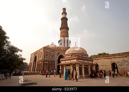 Qutb Minar und Alai Darwaza oder Alai Tor im Qutb-Komplex, UNESCO-Weltkulturerbe in Delhi, Indien, Asien Stockfoto