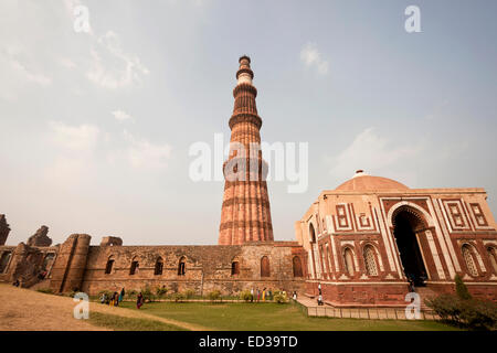 Qutb Minar und Alai Darwaza oder Alai Tor im Qutb-Komplex, UNESCO-Weltkulturerbe in Delhi, Indien, Asien Stockfoto