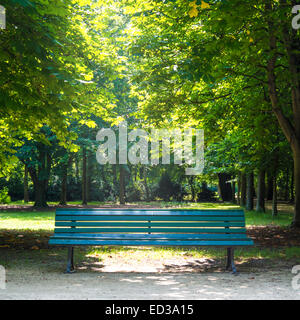 Bank im Tiergarten Berlin im Sommer Stockfoto